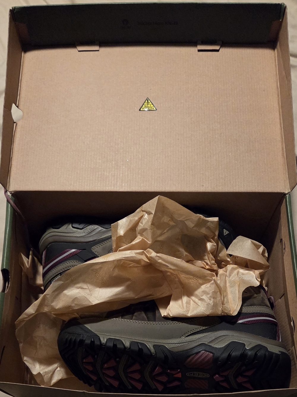 KEEN TARGHEE III Women's Mid Lace-Up Hiking Boots in Weiss/Boysenberry - Picture 5 of 6